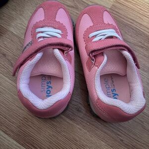 Simple Kids Sneakers in Pink and White
